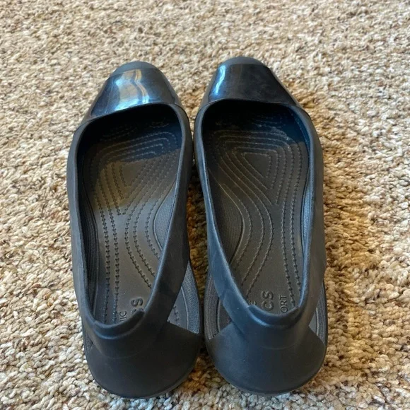 Crocs Sienna Flat Women Size 8 Shiny Pointy Toe Black Comfort Slip On Shoes - Picture 3 of 4